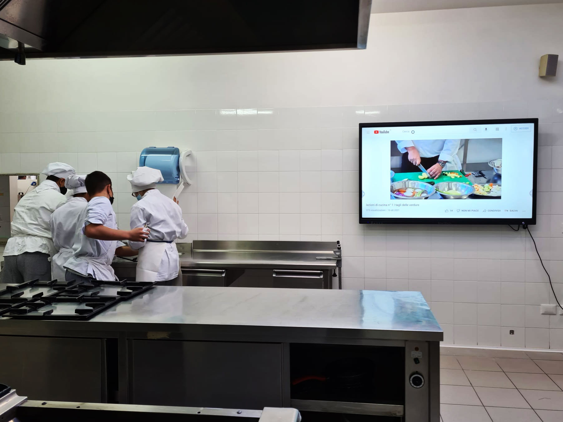 Monitor interattivo SmartMedia nelle cucine della Scuola Alberghiera di Paola